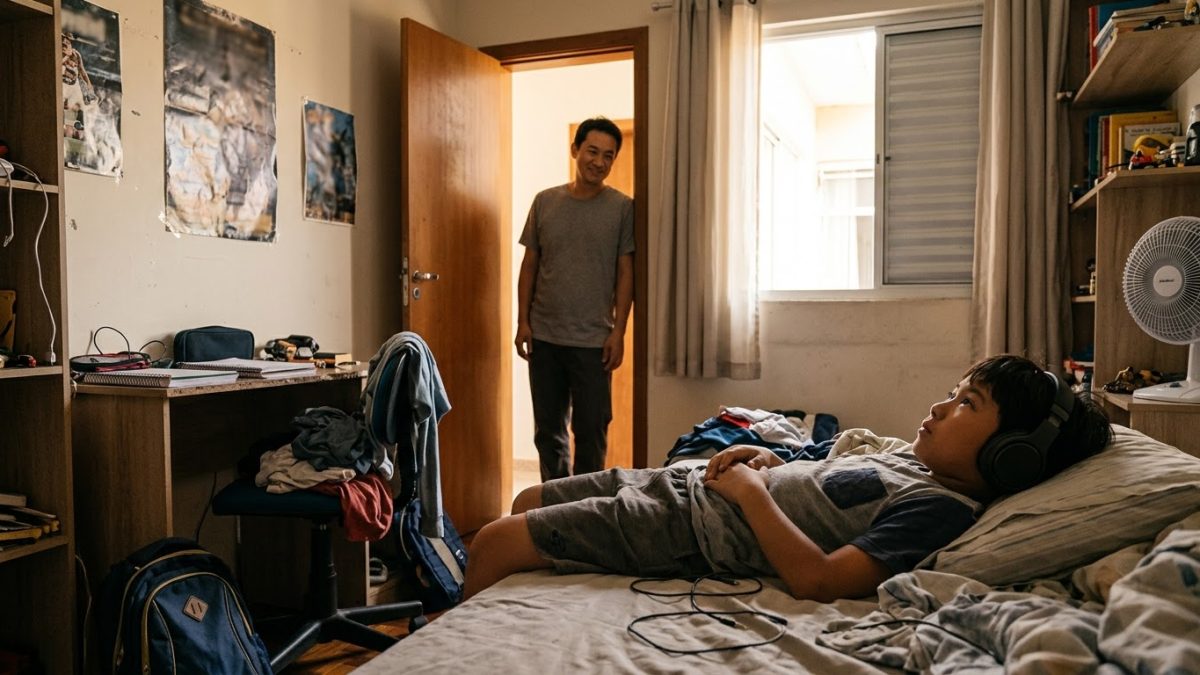 Menino de 11 anos deitado na cama, olhando o teto, pensativo, de fone de ouvido, no quarto bagunçado