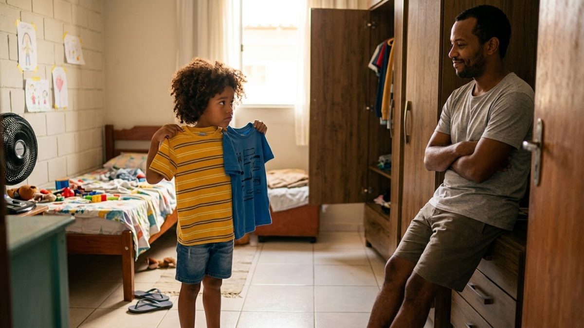 Criança de 6 anos no quarto escolhendo entre duas camisetas, pensativa, com o pai ao lado esperando a decisão dela