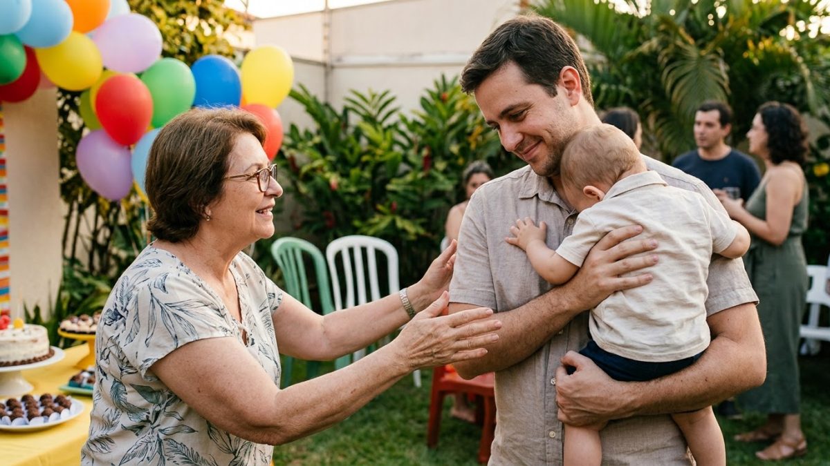 Numa festa infantil, uma senhora tenta pegar um bebê tímido do colo do pai, que recusa com gentileza